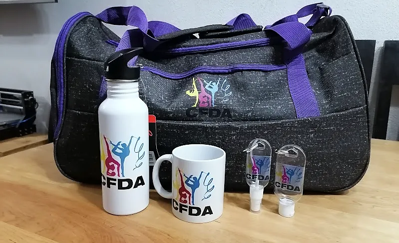 Kit de CFDA: bolso deportivo, botella blanca, tazón y dos alcohol gel con el logo impreso