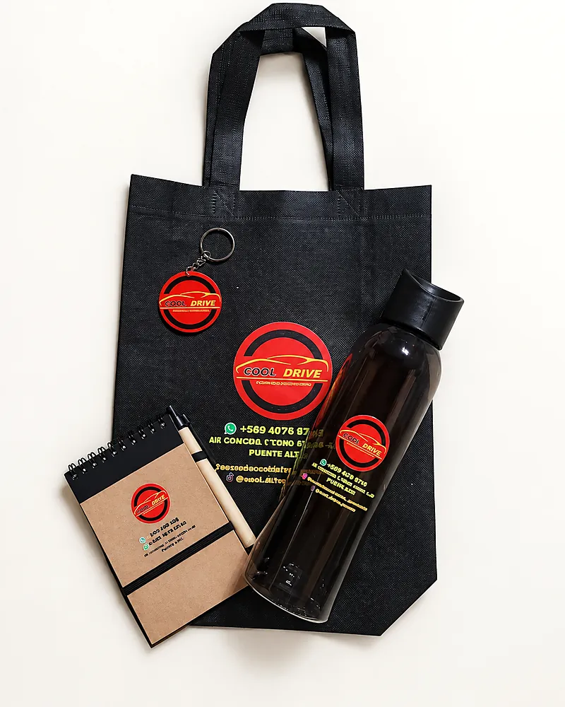 Kit de Cool Drive sobre fondo blanco: bolsa negra, botella, libreta kraft con lápiz y llavero con el logo