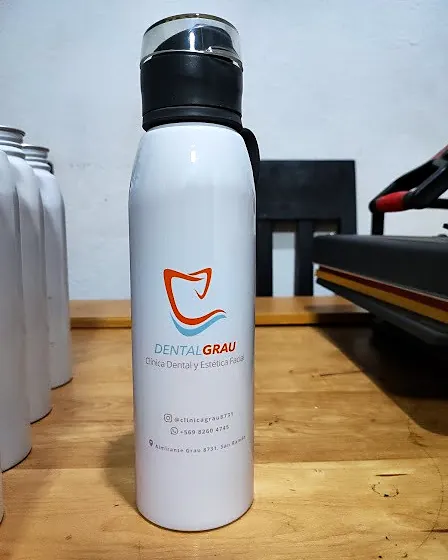 Botella blanca con el logo de Dental Grau y sus datos de contacto