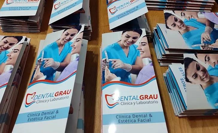 Pilas de folletos impresos de Dental Grau Clínica y Laboratorio