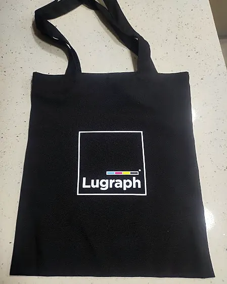 Bolsa de tela negra con el logo de Lugraph impreso en blanco